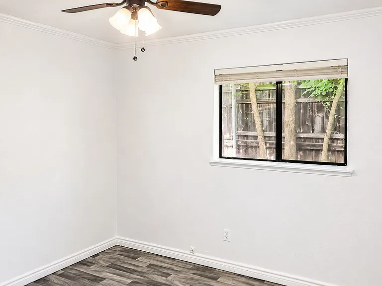 4253 Hartford Dr — Photo 5