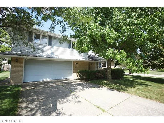 1828 Camberly Dr photo 1