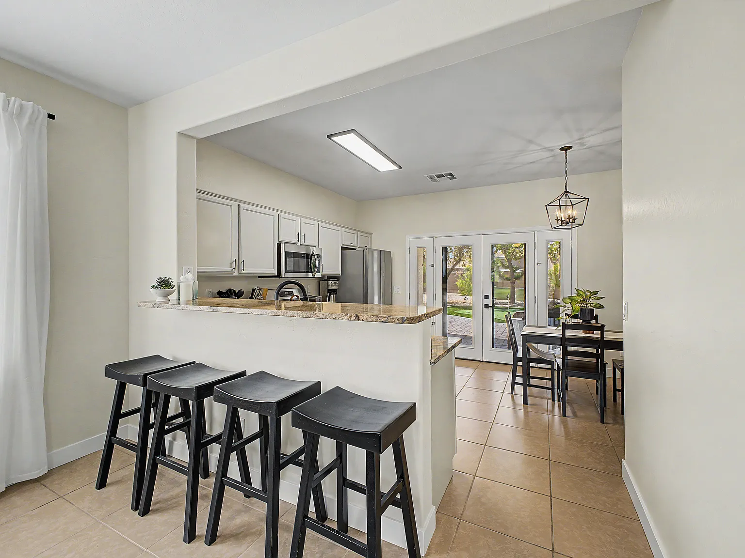 3 bed, 1251 sqft, $3,400 — Photo 3