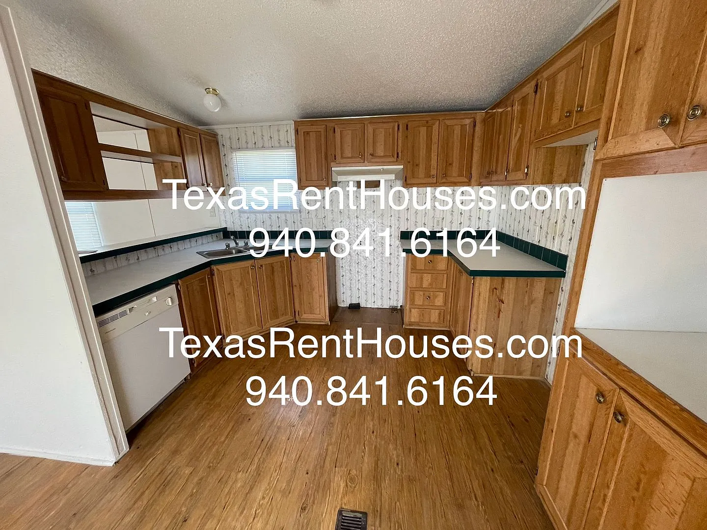 Pet Friendly - Pets Are Welcomed In This 3 Bedroom 2 Bath Home With Fenced Yard — Photo 3