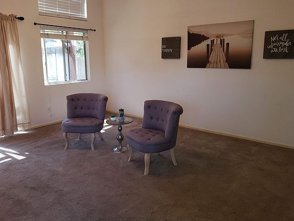 3rd image of 901 Anderson Cir