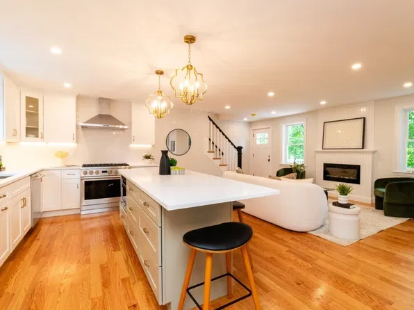 22 Bellevue St APT 2, West Roxbury, MA 02132