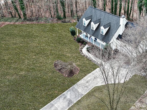 2nd image of 950 Kelly Drive