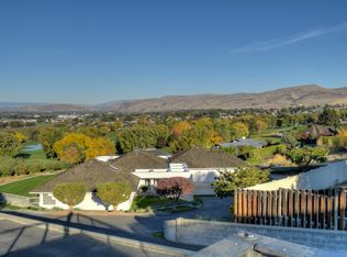 732 Country Club Dr, Yakima, WA