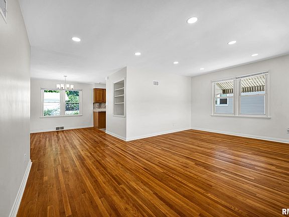 3rd image of 1019 W Florence Ave