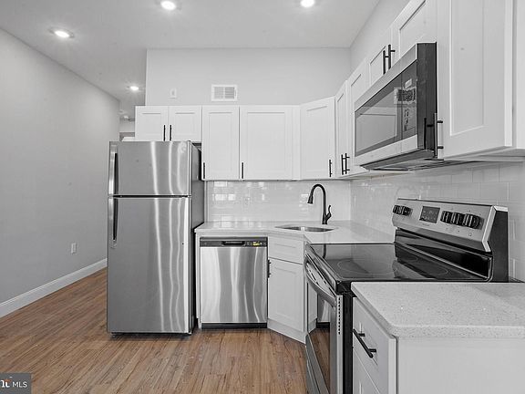 2nd image of 2932 W Oxford St #1