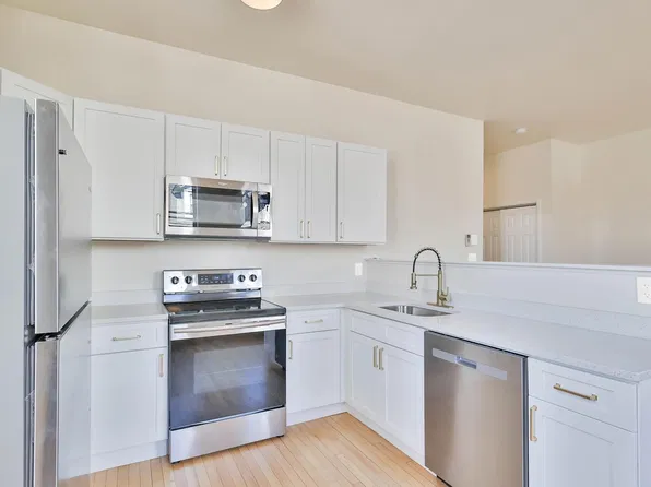 215 E High St APT G, Hellertown, PA 18055