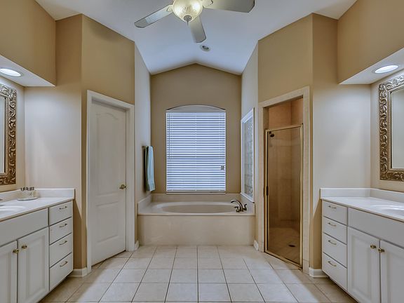 5th image of 950 Cresswell Ln W