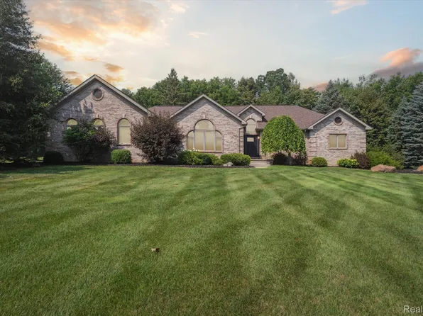 13188 Harborview Dr, Linden, MI 48451