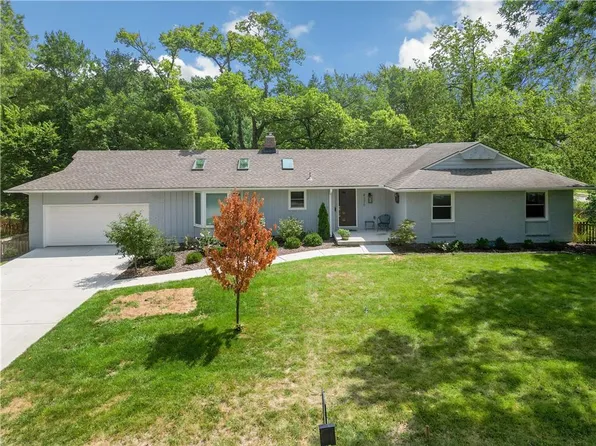 8225 Wenonga Rd, Leawood, KS 66206