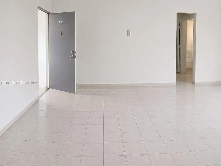 13500 NE 3rd Ct #121 — Photo 3
