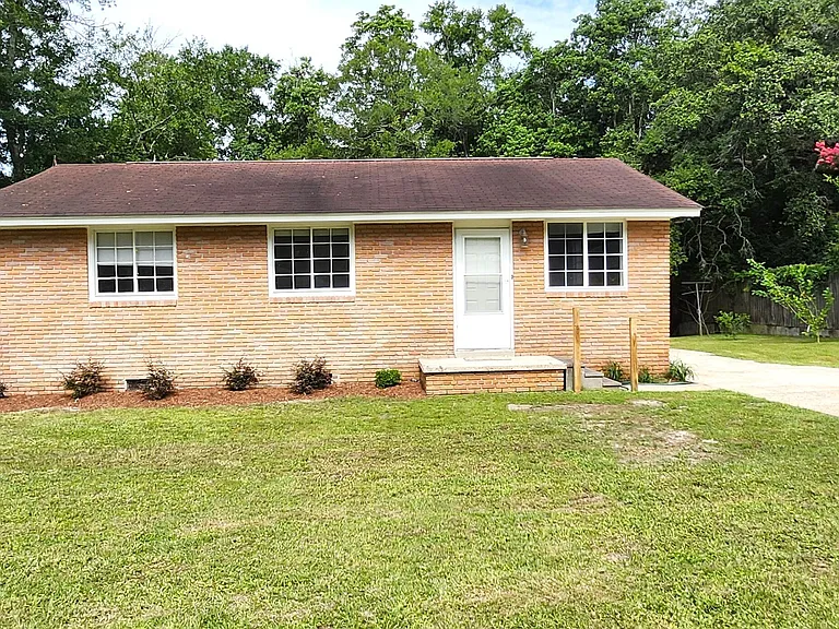 307 Live Oak St — Photo 1