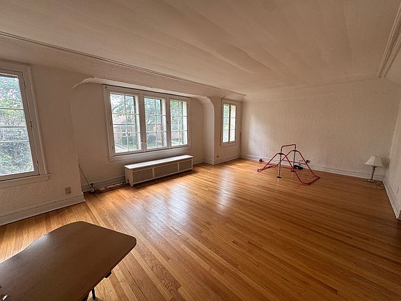 3rd image of 2720 W Greenleaf Ave #1
