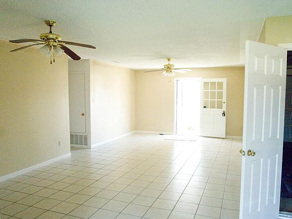 3rd image of 3209 Oakridge Dr