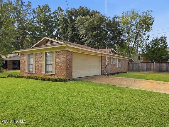 3rd image of 2805 Pine Circle Dr