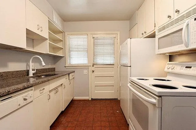 Eat in Kitchen. New upper cabinets above sink recently installed!