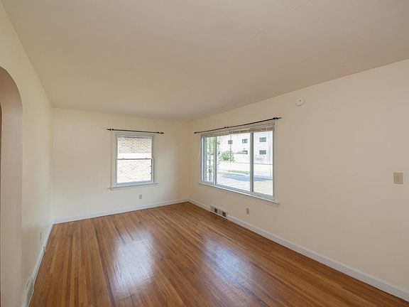 5th image of 812 Botham Ave
