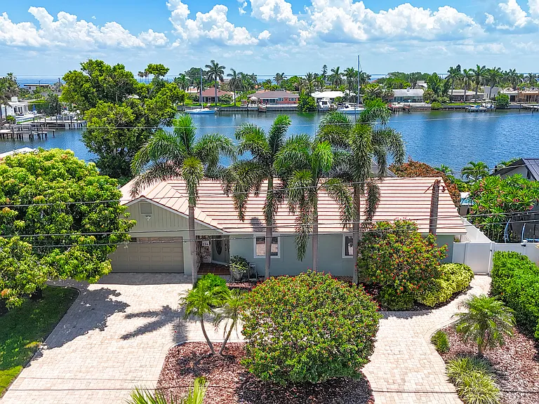 2316 S Shore Dr SE — Photo 2