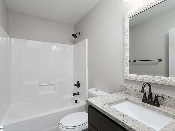 2nd image of 33 Hale St