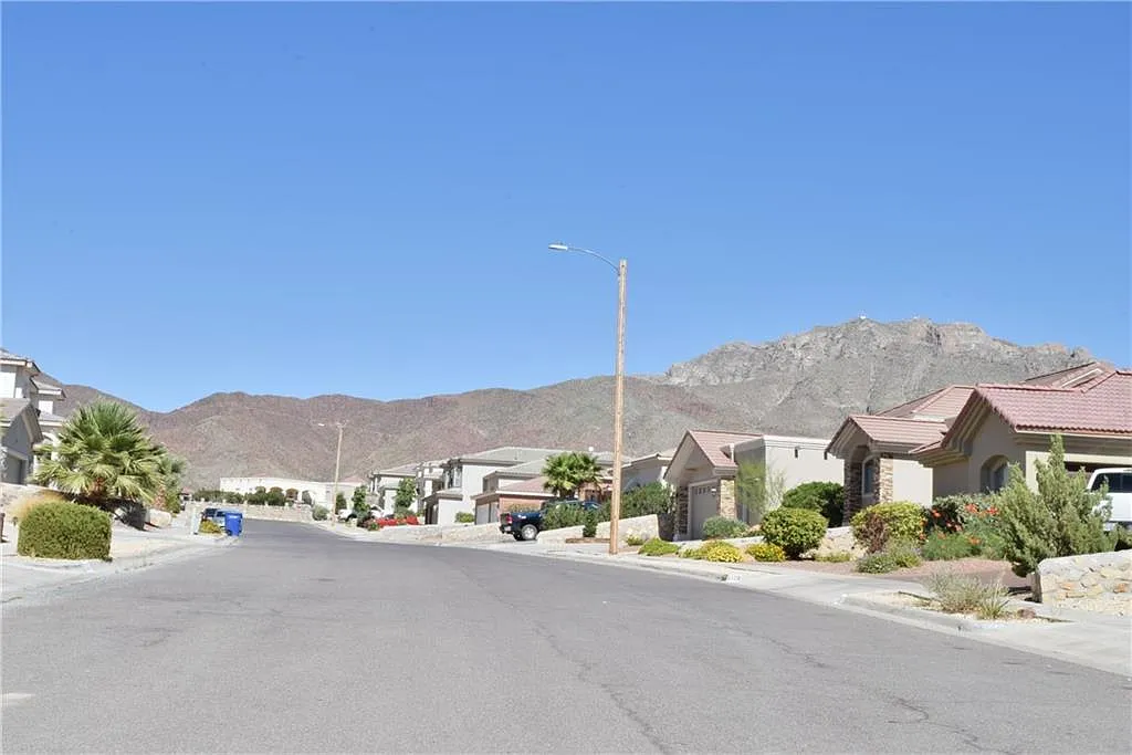 5 bed, 3.0 bath, 2807 sqft, $2,700 — Photo 2