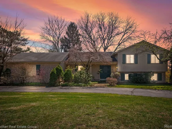 29607 High Valley Rd, Farmington Hills, MI 48331