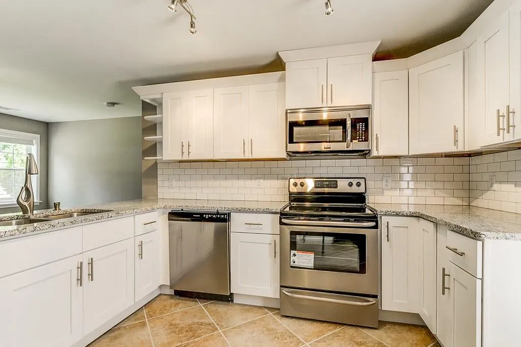 3 bed, 1334 sqft, $2,350 — Photo 4