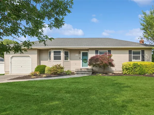 166 Williams Way S, Baiting Hollow, NY 11933