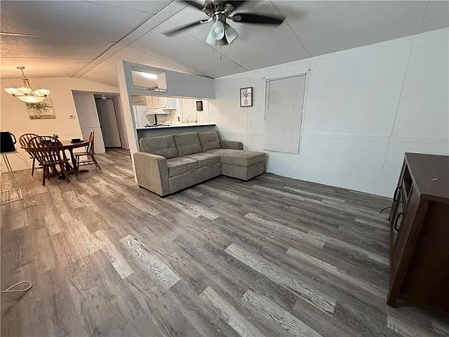 3 bed, 2.0 bath, 1100 sqft, $1,700 — Photo 2