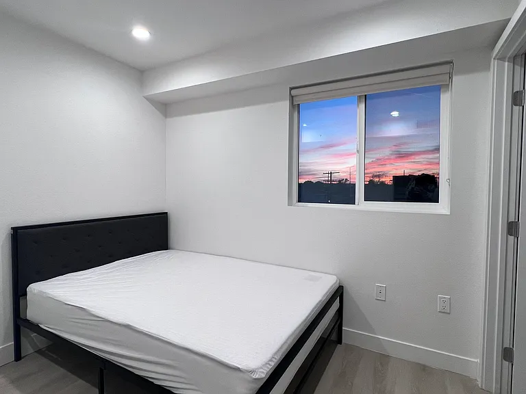 1224 W 37th Pl — Photo 79