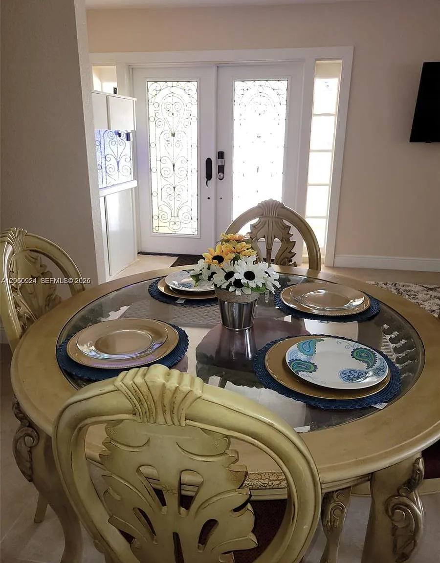 2 bed, 1.0 bath, 1000 sqft, $2,300 — Photo 2