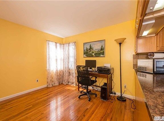 5th image of 85 Woodbine Dr N