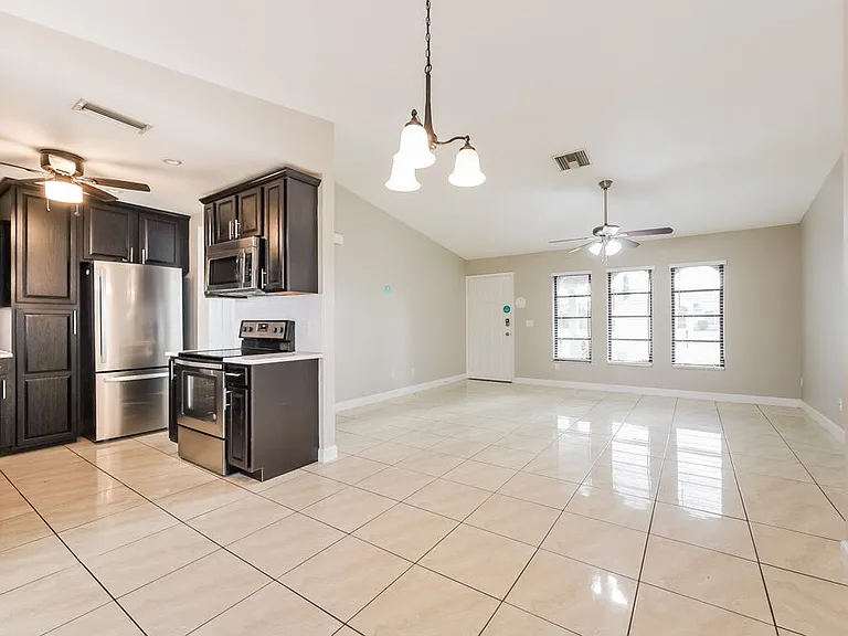 909 SW 9th Ave — Photo 6