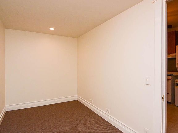 5th image of 2238 W Melrose St Unit G