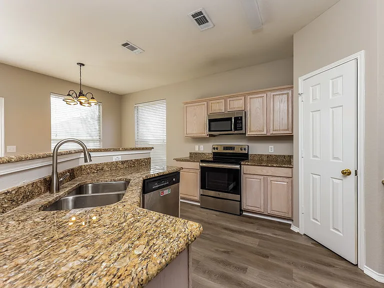 1630 Redwood Dr — Photo 7
