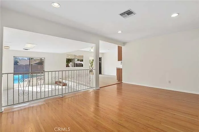10025 Burnet Ave — Photo 21