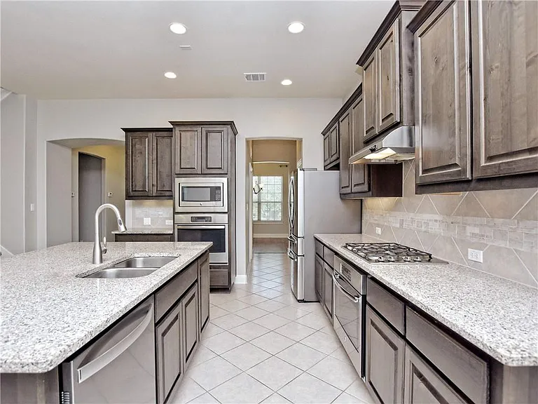 2208 Legend Hill Dr — Photo 8