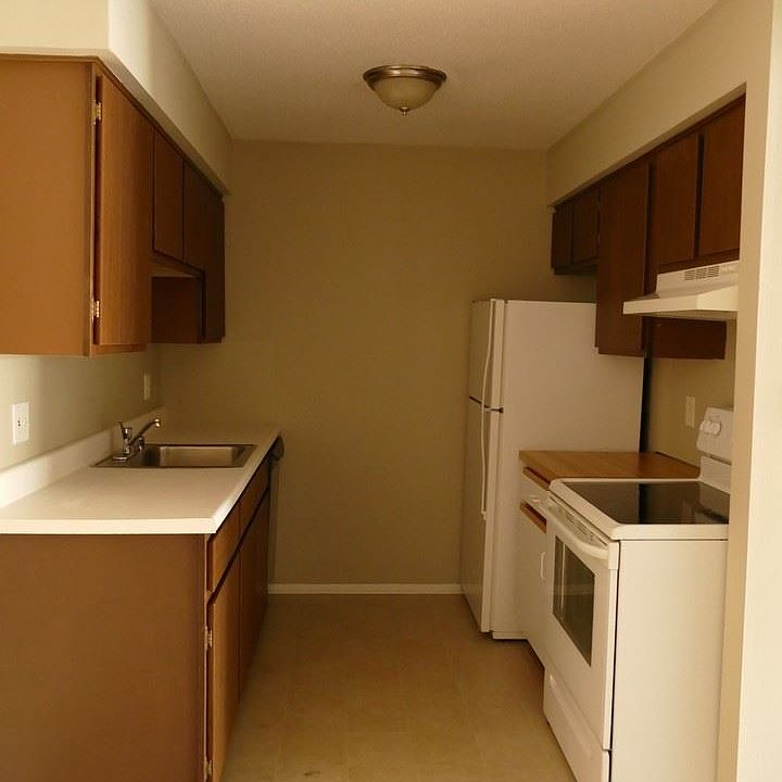 2nd image of 670 Ann St APT 201