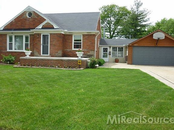 2nd image of 26615 Greenleaf St