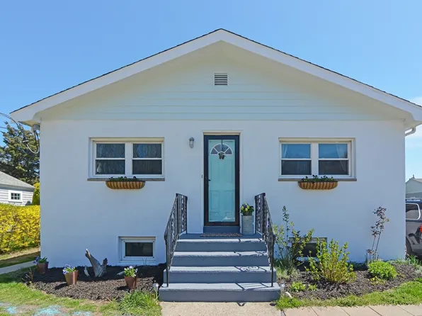 62 Elm St, Plymouth, MA 02360