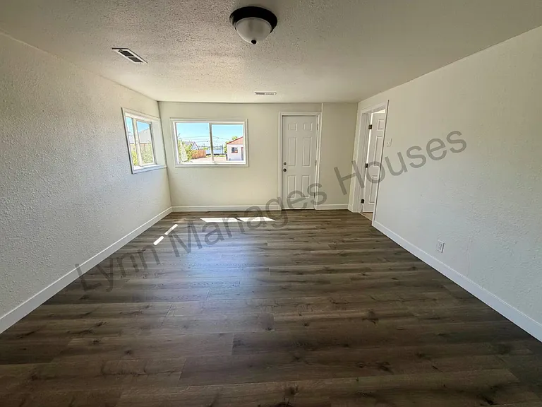 1010 W 20th St — Photo 3