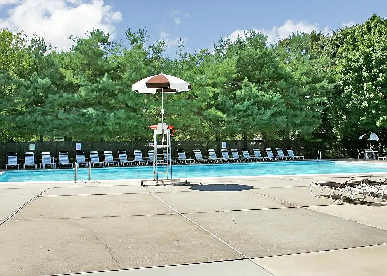 Pool & Sun Deck