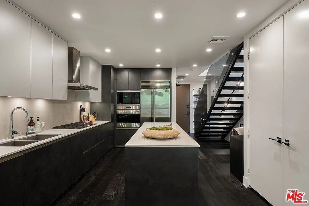1 bed, 1.5 bath, 1241 sqft, $8,995 — Photo 1
