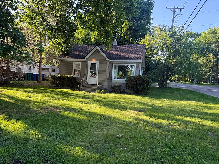 6400 Elmwood Dr — Photo 1