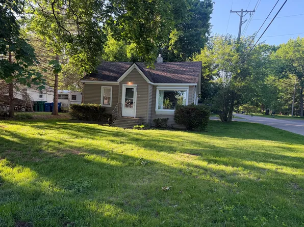 6400 Elmwood Dr, Waterford, MI 48329