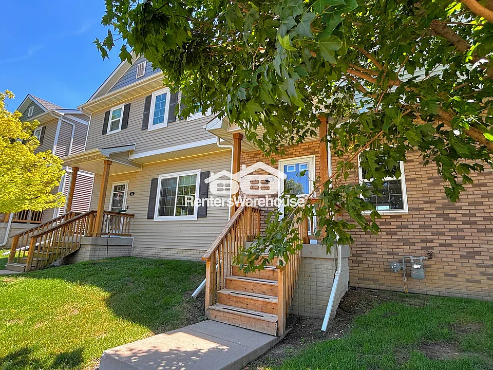 52 SE Booth Ave