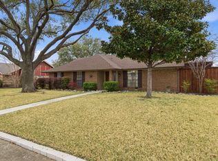 1936 Oakbluff Dr, Carrollton, TX 75007