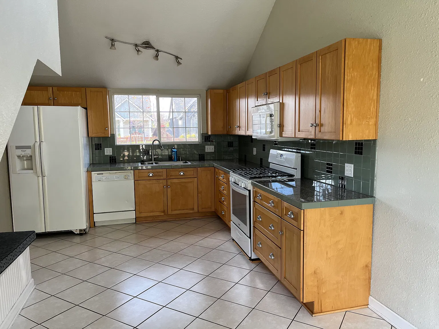 3 bed, 1424 sqft, $2,200 — Photo 2