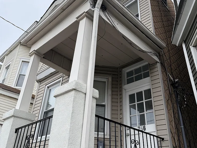 756 Irving Pl — Photo 1