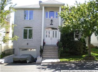 34 Putters Ct, Staten Island, NY 10301