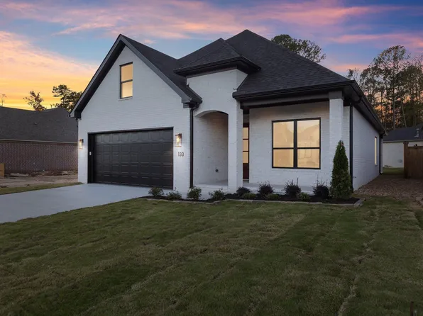 133 Woodlands Park Dr, Little Rock, AR 72211